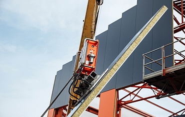 Компания АРЛИФТ. Вертикальный монтаж сэндвич-панелей